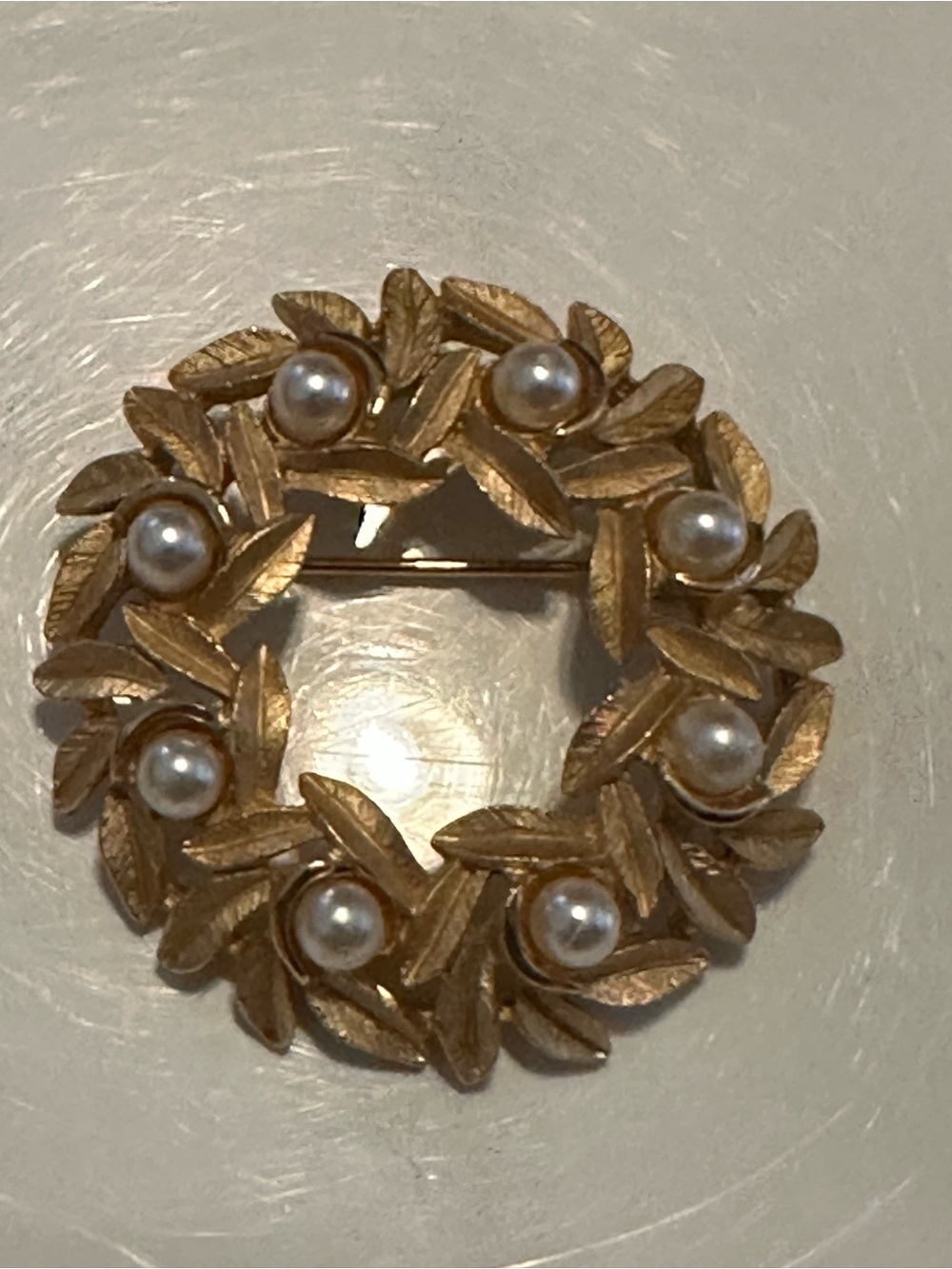 Vintage Avon Gold Tone Pearl Laurel Wreath Brooch - Picture 3 of 7